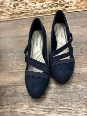 Easy Street Stretchy Comfortable Cross Straps Navy 2 1/2” Heels NWOB size 7.5